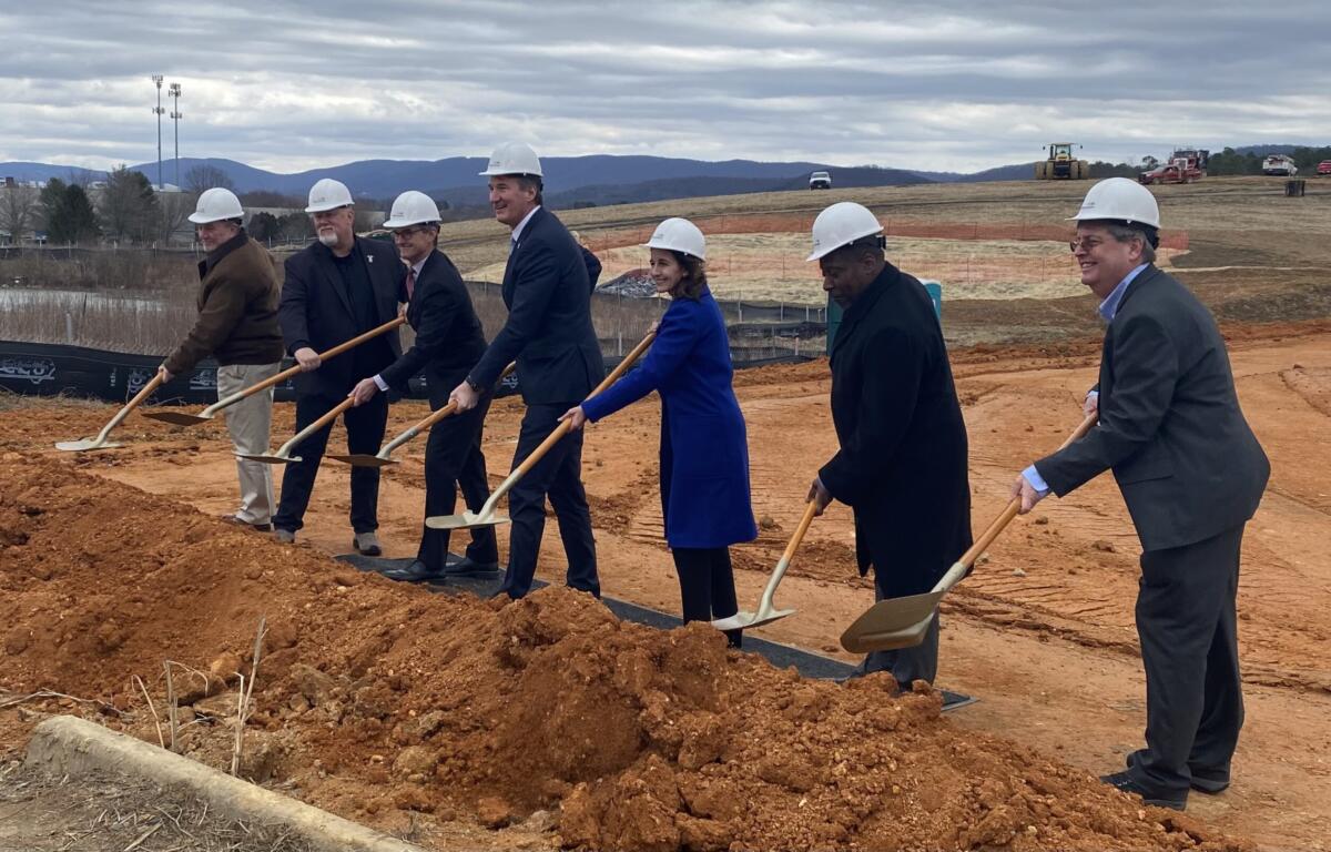 Governor Glenn Youngkin with Waynesboro City Council shoveling dirt