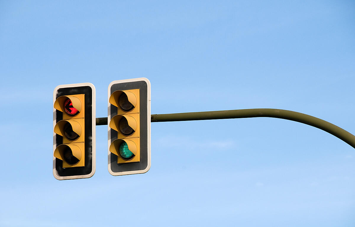 traffic light one red one green