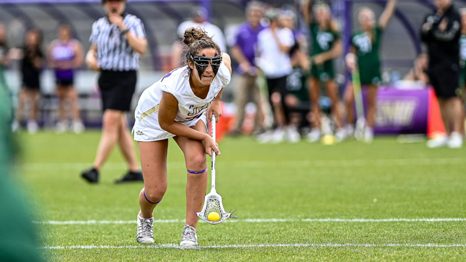 JMU Lacross player holding the ball in the stick