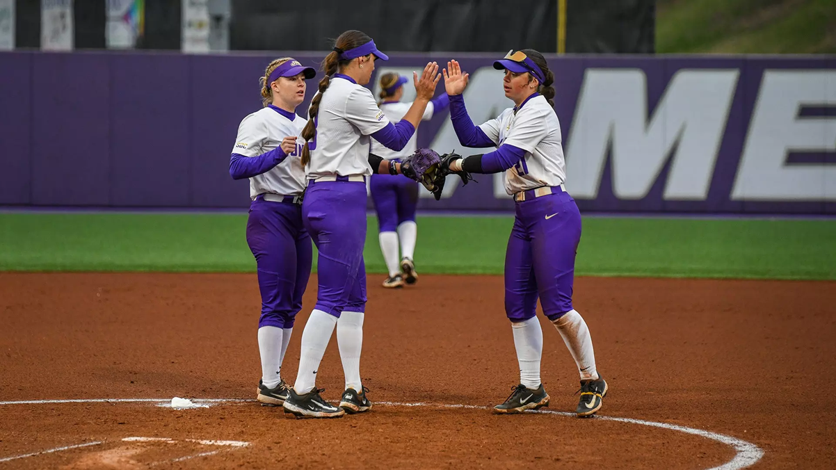 JMU Softball Players high fiving