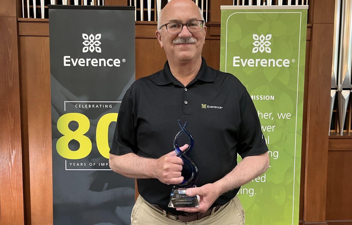 Glen Kauffman receiving the Praxis Mutual Funds Sales award