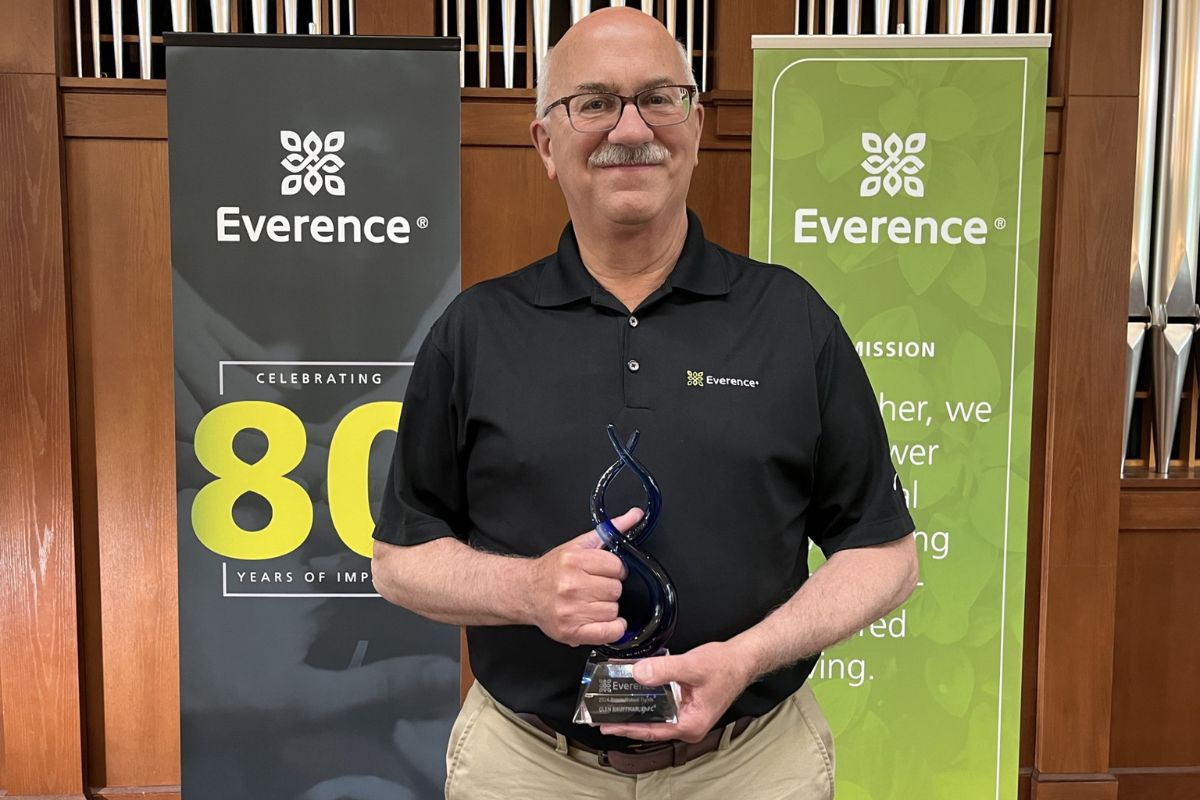 Glen Kauffman receiving the Praxis Mutual Funds Sales award