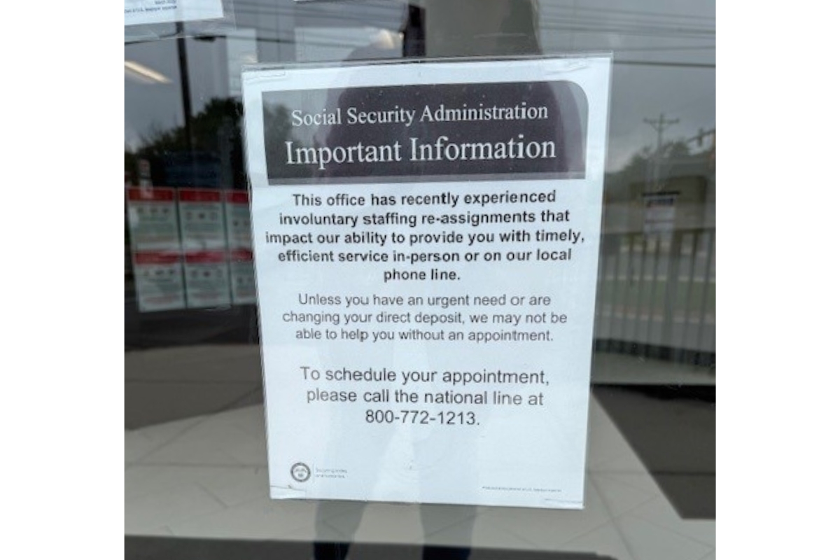 A sign on the door for the social security office in Harrisonburg stating they are closed.