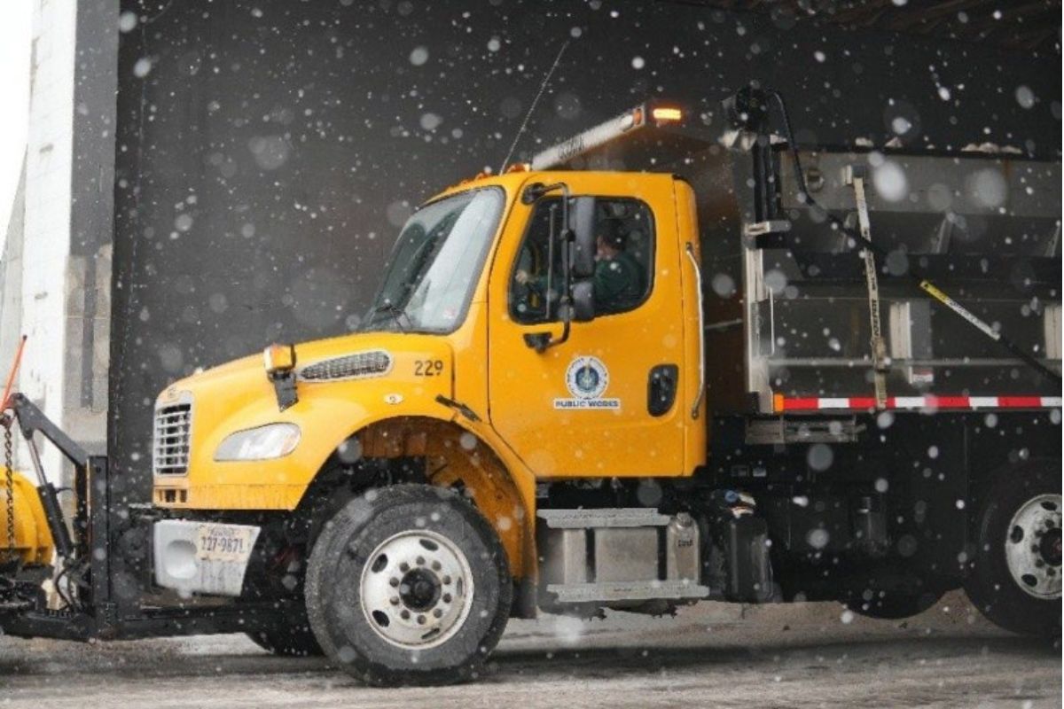 Harrisonburg Public Works truck in the snow
