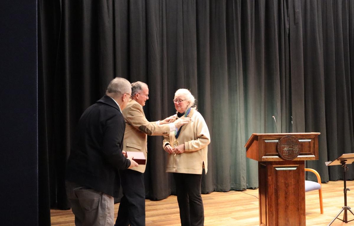 Donna Barber receiving award.