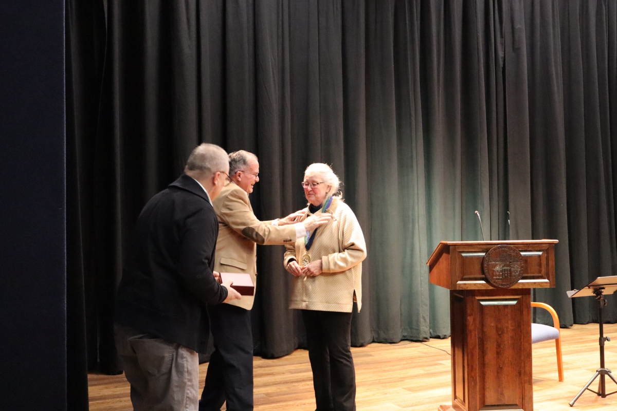 Donna Barber receiving award.