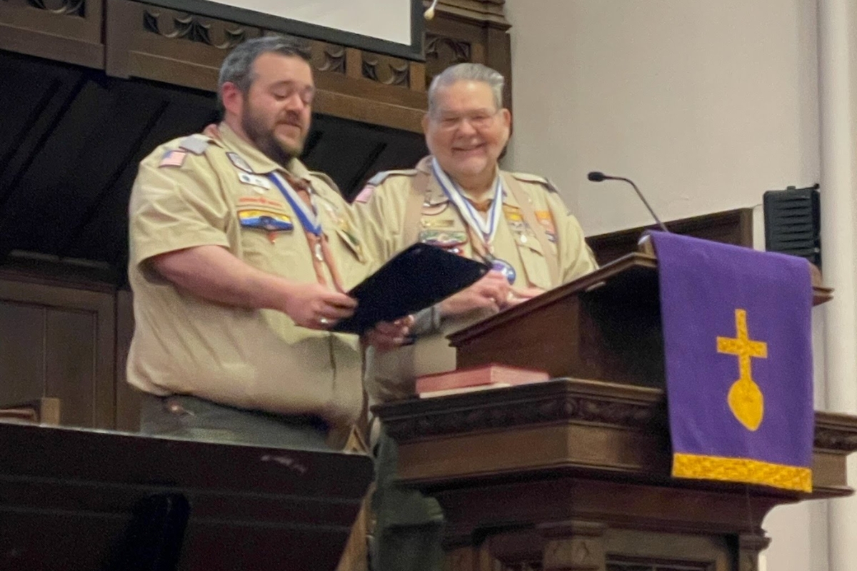 Kemper Dadisman receiving the award from Matt Phillippi.