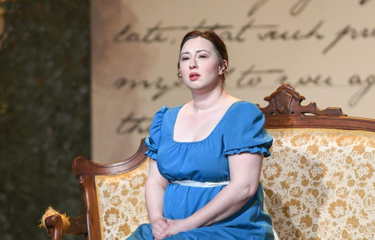 Kelsey Harrison as Anne Elliot