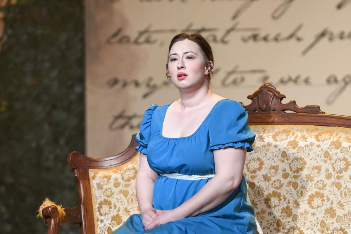 Kelsey Harrison as Anne Elliot