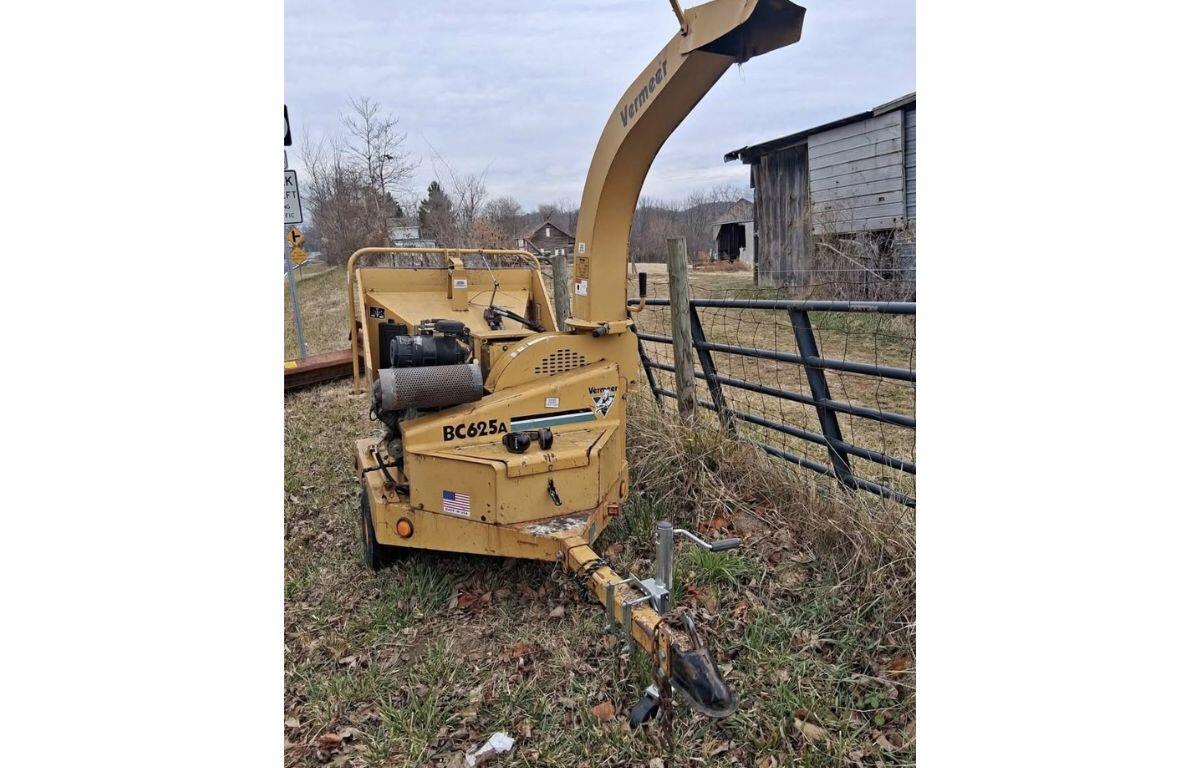 Yellow Vermeer BC625A woodchipper