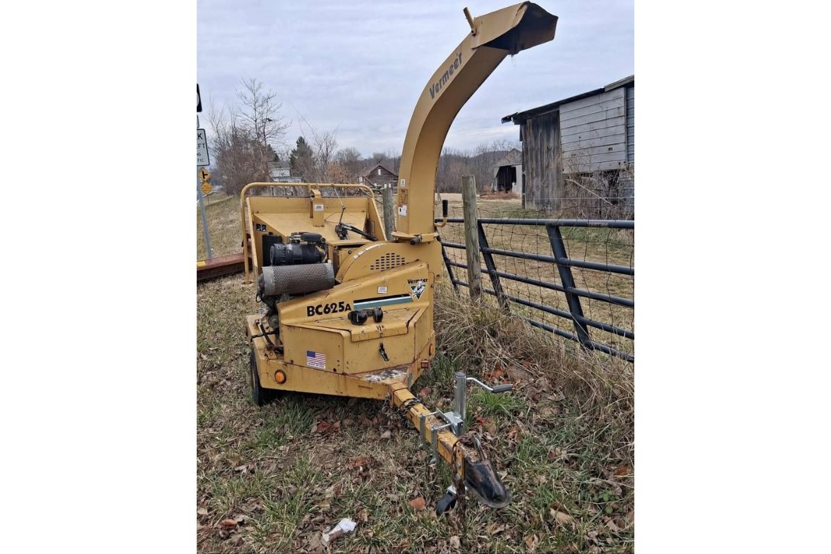 Yellow Vermeer BC625A woodchipper