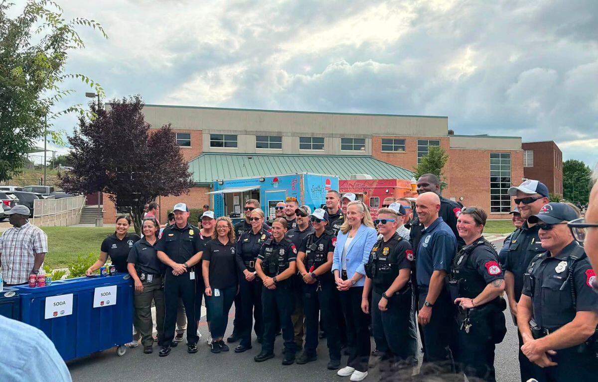 Governor Abigail Spanberger posing with Harrisonburg Police Officers